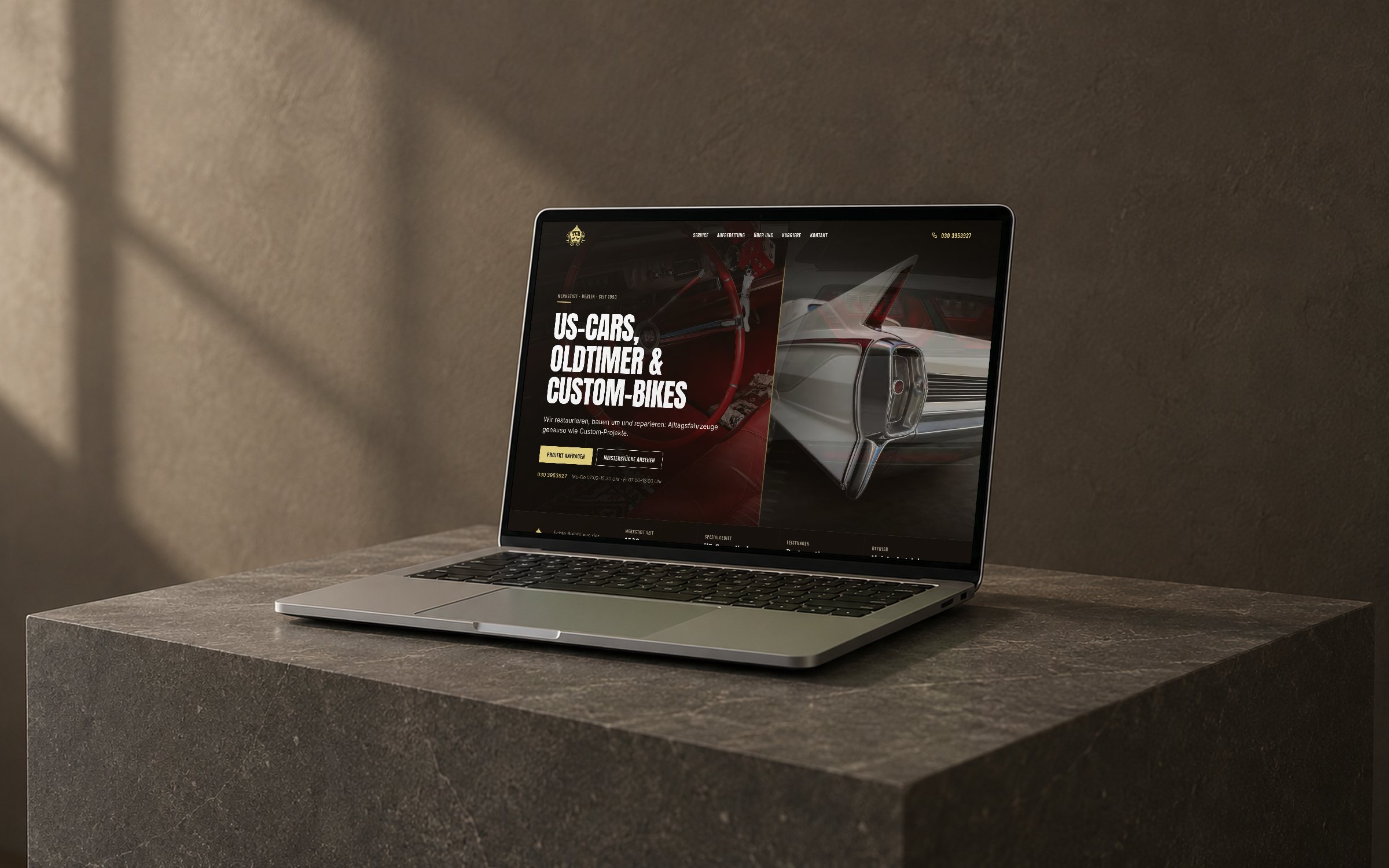 Laptop auf einem dunklen Steinsockel zeigt die Startseite von TCB