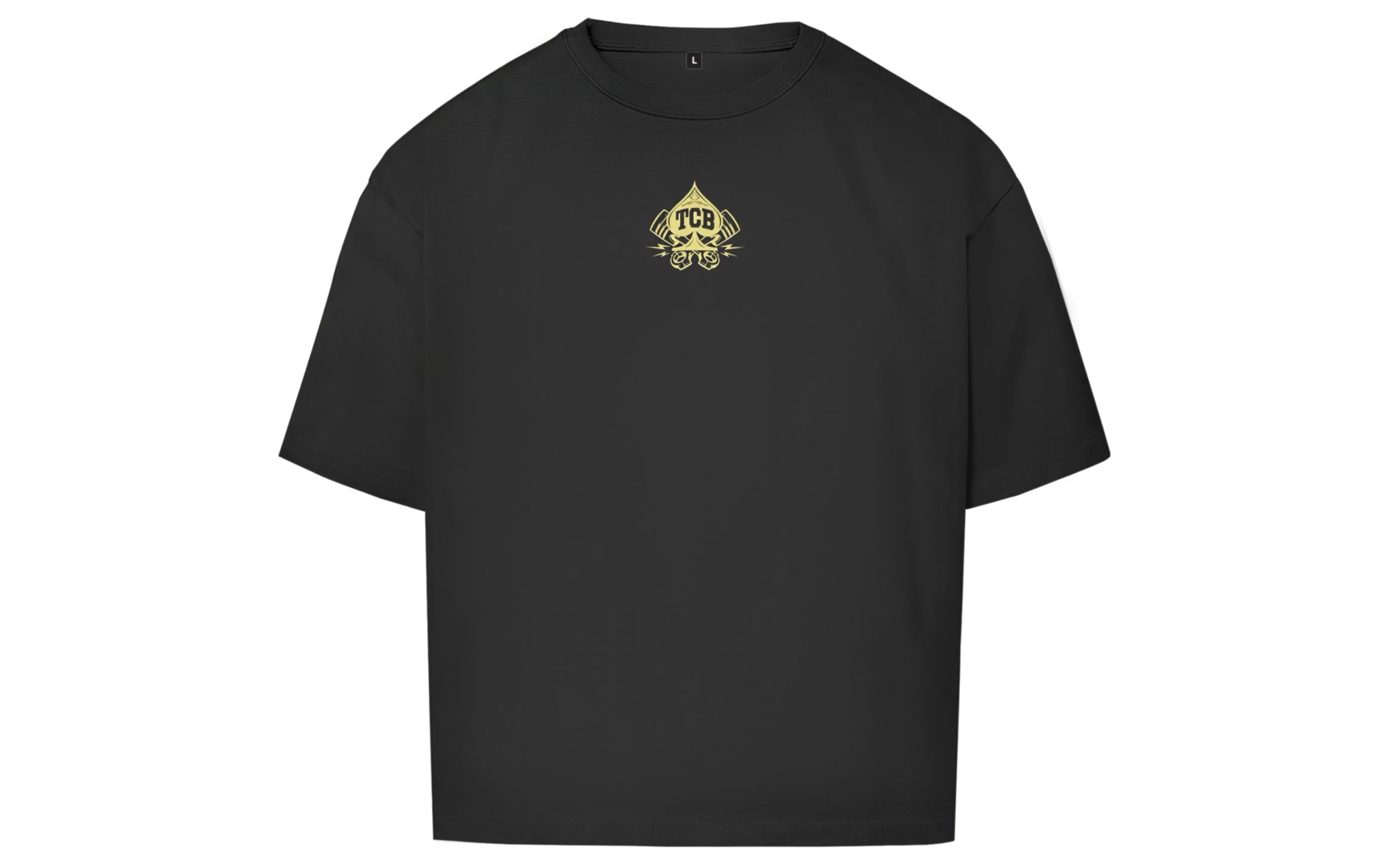 Visualisierung: schwarzes Oversized-Shirt von TCB von vorn auf unsichtbarer Puppe vor Weiß, Pik-Emblem auf der Brust